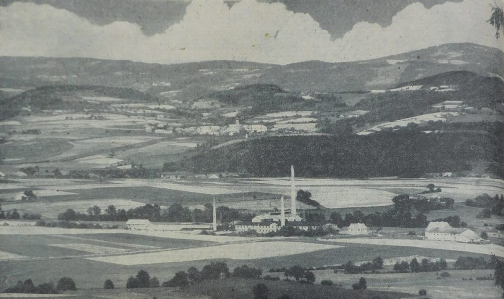 Blick über Bärndorf nach Windberg
Mit Teleojektiv 13,5 cm vom Bogenberg aufgenommen     Aufnahme: Berger/Wiedemann