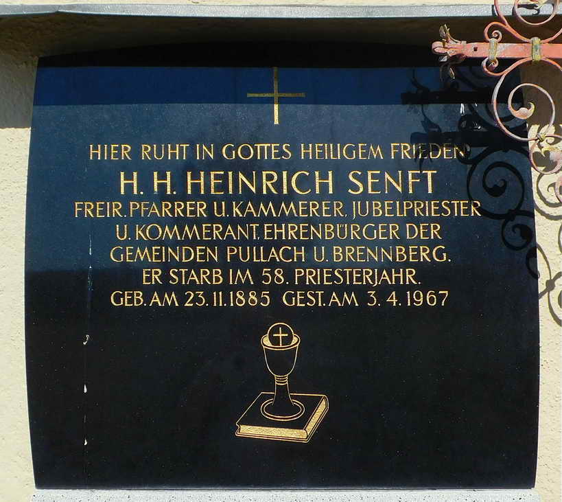 Erinnerungstafel an Heinrich Senft an der Pfarrkirche in Brennberg